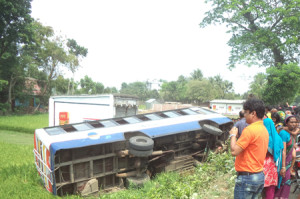 ঝিনাইদহে বাস নিয়ন্ত্রণ হারিয়ে খাদে পড়ে ২০ জন আহত